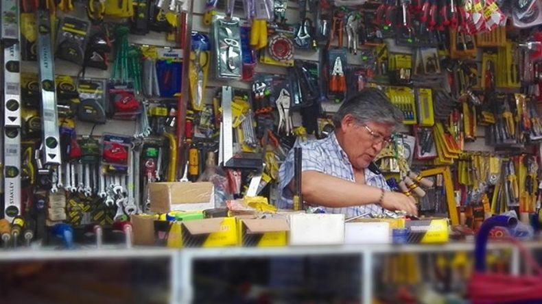 A LA ESPERA. El comercio nota faltante de productos y aumento en los precios de reposición..