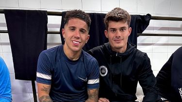 Enzo Fernández y Facundo Ramos en el vestuario.