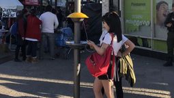 Cargadores con energía solar en la peatonal