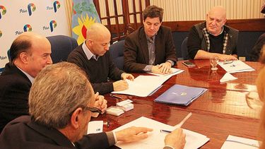 ACUERDO. Ducoté selló el convenio con los funcionarios de Nación..