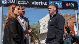 LECTOR DE PATENTE. Soledad Peralta, Federico Kruse y Federico Achával, en el pórtico de Guido y Panamericana.