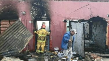 El incendio se inició en un hogar a leña. Foto @juancaimpacto.