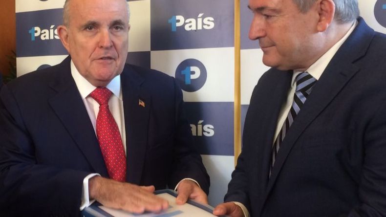 JUNTOS. Giuliani entregándole un informe sobre Argentina al senador DOnofrio. .