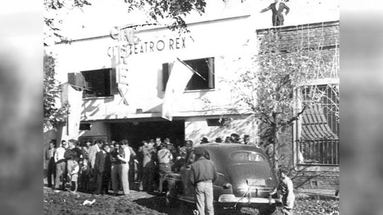 Fines de los años 40, día de estreno en el Cine Teatro Rex, la primera sala cinematográfica de Derqui. Estaba en Toro (aún de tierra) y Mitre. .