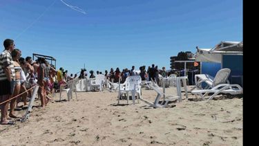 Un rayo mató a 4 jóvenes en un balneario..