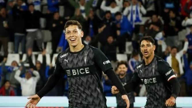 GOLEADOR. Pesadilla Gómez festeja el gol del triunfo; detrás se suma Zampedri.