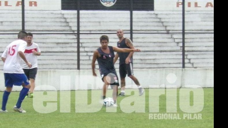 Marcos domina la pelota. Fénix tuvo la iniciativa en el amistoso..