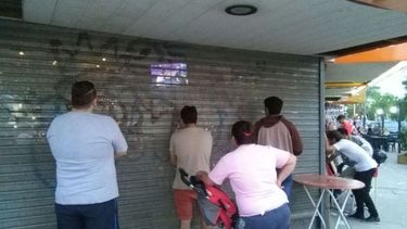 DESDE LEJOS NO SE VE. La imagen del domingo, en una pizzería..