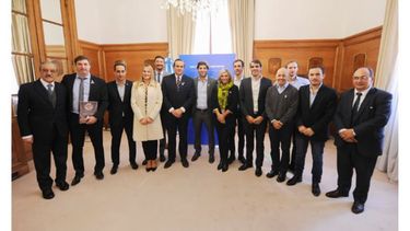 ACUERDO. Ducoté, con funcionarios e intendentes tras la firma..