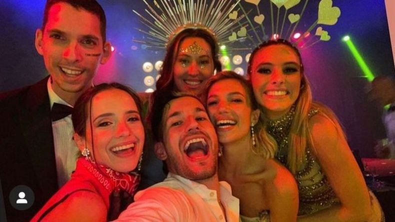 Los novios, con Evaluna y amigos, abrieron la pista de baile. .