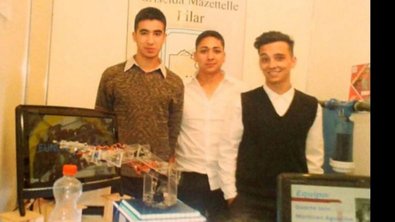 EN LA FELIZ. Los alumnos expusieron el brazo “biónico”..