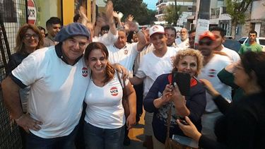 ADELANTE RADICALES. Zakhem y La Greca celebran el triunfo con los afiliados..