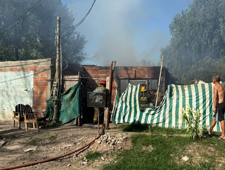 Para apagar el incendio actuaron cinco dotaciones de bomberos de Del Viso.