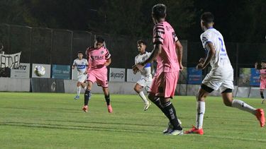 EMBOQUILLADA. Vergara ya le dio de primera para sorprender a Yordan y marcar el descuento de Real Pilar. EMBOQUILLADA. Vergara ya le dio de primera para sorprender a Yordan y marcar el descuento de Real Pilar.