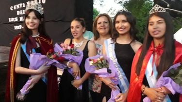 CORONA. La reina de Pilar, junto a las princesas y la nueva monarca de Manzone. .