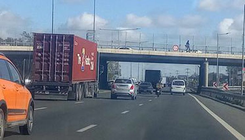 Paso unas fotos a ver si pueden hacer una nota con los camiones que van por el tercer carril. Este mes un montón de camiones vimos así y después pasan los accidentes. Lali González