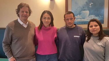 VISITA. Castillo (izq.), ayer, con los candidatos locales en Pilar..