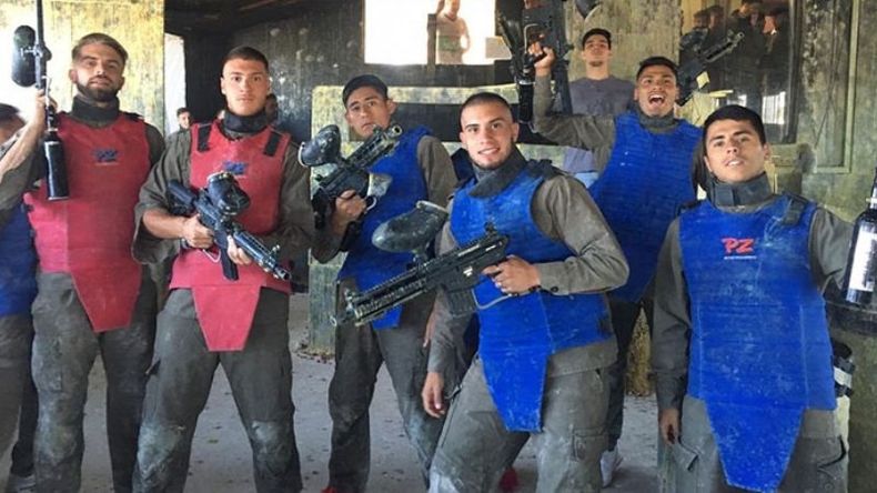 TIRO LIBRE. Los jugadores de Real Pilar están en plena pretemporada, pero igualmente aprovecharon para distraerse en el complejo Paintzer, donde se divirtieron un rato jugando al paintball..