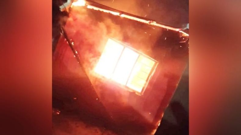 El incendio se originó a partir de un cortocircuito en una estufa. Foto @juancaimpacto. .