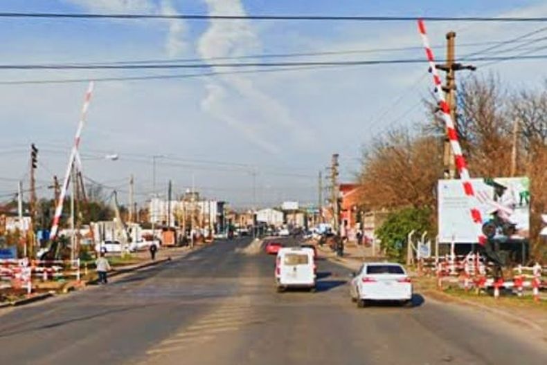 El accidente se produjo en el paso a nivel de la Ruta 25 en Villa Rosa.