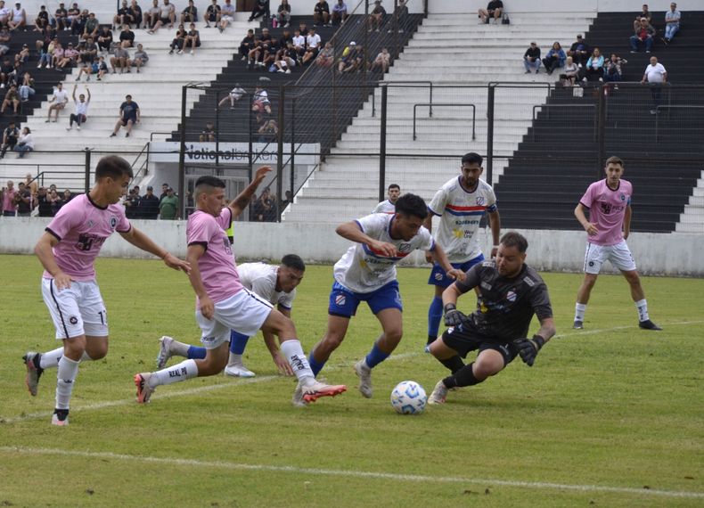 NO PUDO. Rodrigo Hernández trata de definir entre los defensores y el arquero de Paraguayo. Acompañan Brian Martín y Ariel Otermín (fondo).