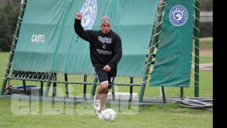 Cachete Ruiz entrenó ayer en Mapuche y jugó para los suplentes..