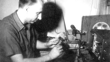 Año 1974. Una foto de Oreste Foglia, en su rol de radioaficionado, trabajando en su taller. A la derecha, una imagen más cercana en el tiempo en su local de Ituzaingó e Independencia, del centro de Pilar. .