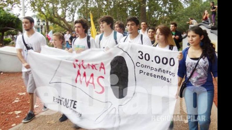 Los jóvenes marcharon en el lugar donde el sábado pintaron pañuelos..
