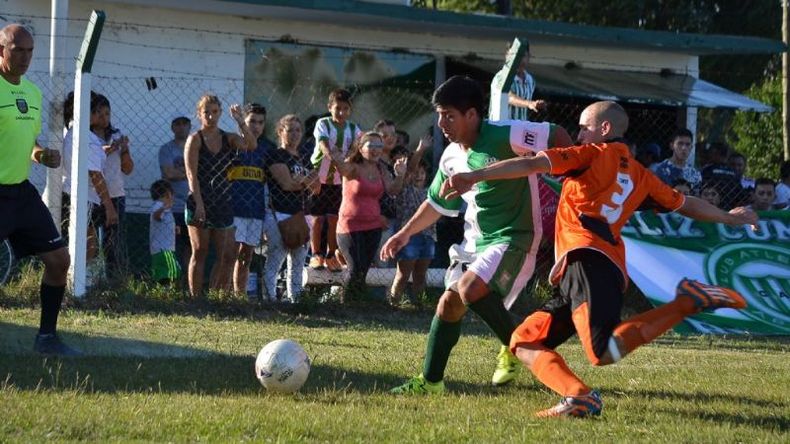 Nicolás Zárate escapa a la marca de un rival. El delantero abrió la cuenta del 2-1..