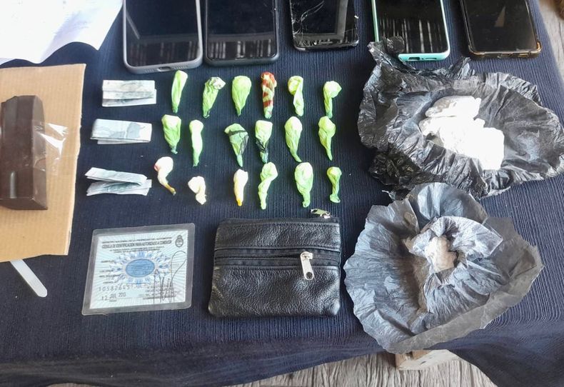 La droga y los celulares incautados en la vivienda de Del Viso.&nbsp;