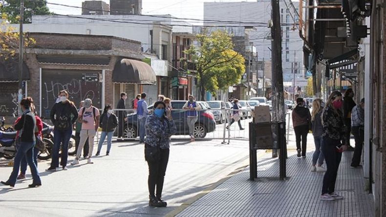 PEATONAL. Un tramo de la calle Rivadavia, en el Pilar, sigue cerrado al tránsito..