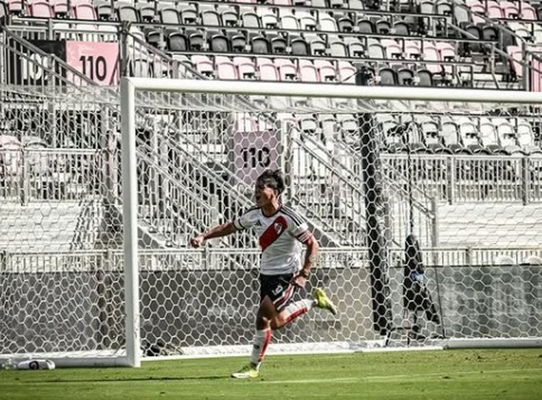 TRIUNFAZO. “Giorgi” Sosa corre gritando el gol de la clasificación.