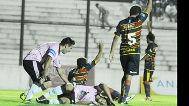 (Heva). Sosa quedó sentido al caer en el cabezazo que fue gol (invalidado) ante Colegiales..
