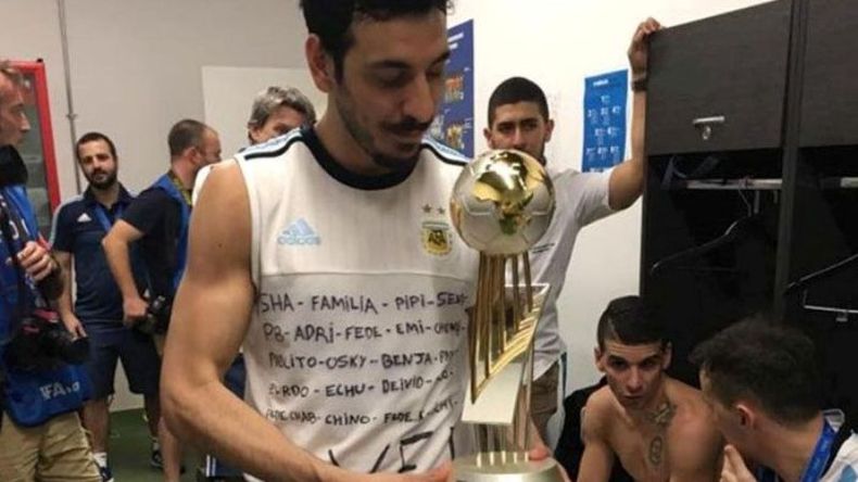 CAMPEÓN. Mosenson, con la Copa en sus manos y la remera de agradecimientos..