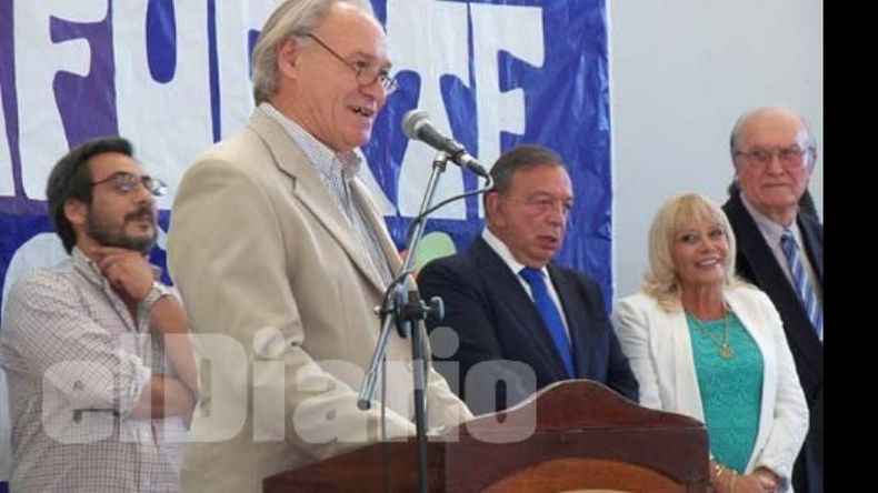 El director, Carlos Carey, durante su discurso por los 60 años..