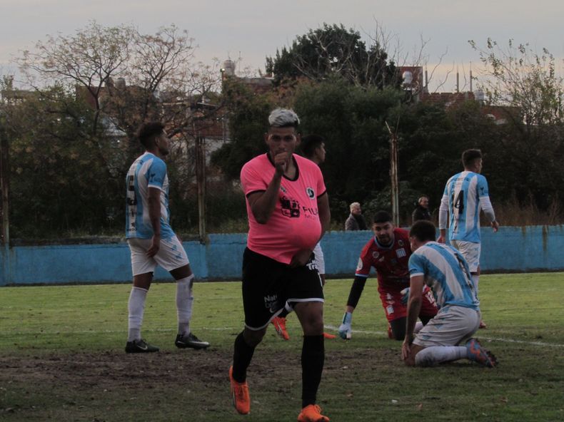 CHUPETE. Hernández festeja su paternidad tras marcar el empate de Real.