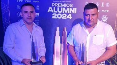 PREMIADOS. Ezequiel Carrasco y el presidente Emiliano Gallo con los galardones.