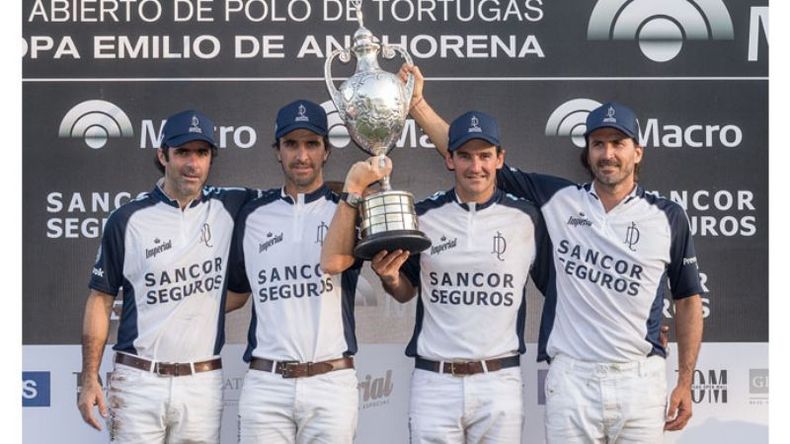 (MATÍAS CALLEJO). CUARTETO CAMPEÓN. Nero, Mac Donough, Stirling y Cambiaso alzan la Copa..