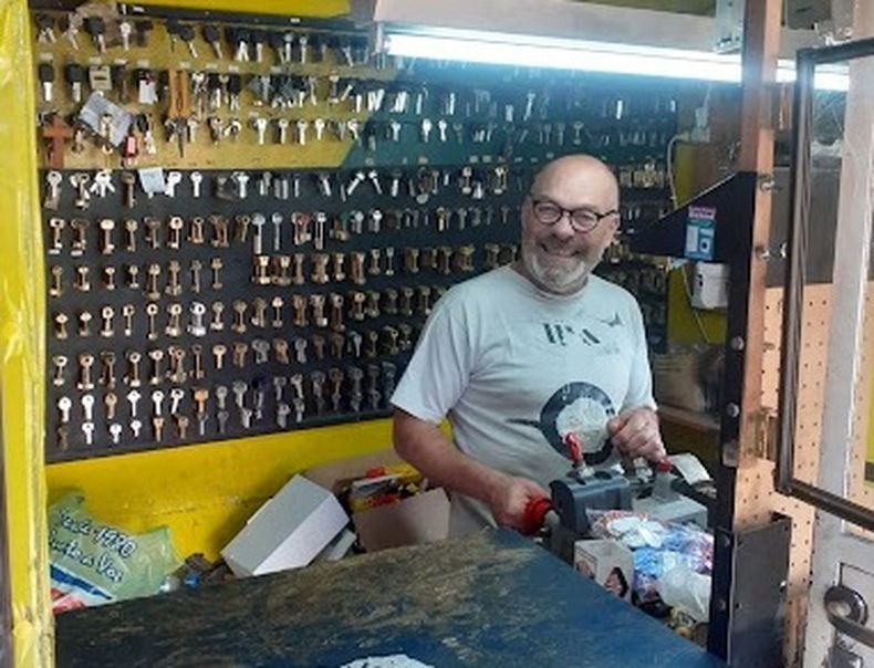 Rubén Colmano trabajando en su cerrajería de San Martín y Fermín Gamboa.