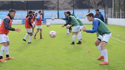 Martin y Otermin se pasan la pelota. Ambos fueron convocados para el choque con Liniers.