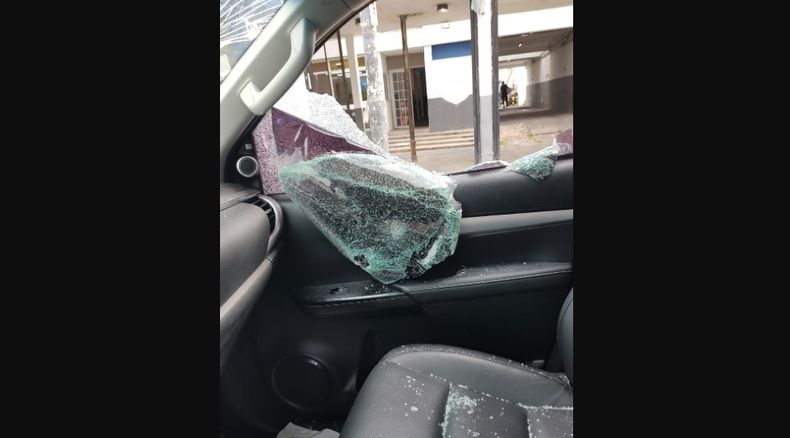 Así quedó la ventanilla del acompañante de la Toyota Hilux.