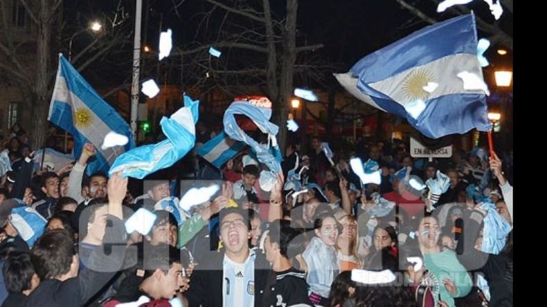 Los pilarenses festejaron en la plaza 12 de Octubre el subcampeonato logrado en Brasil..