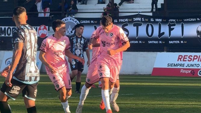 FELICIDAD. Pesadilla Gómez sale corriendo festejando su gol junto a Mathías Crocco.