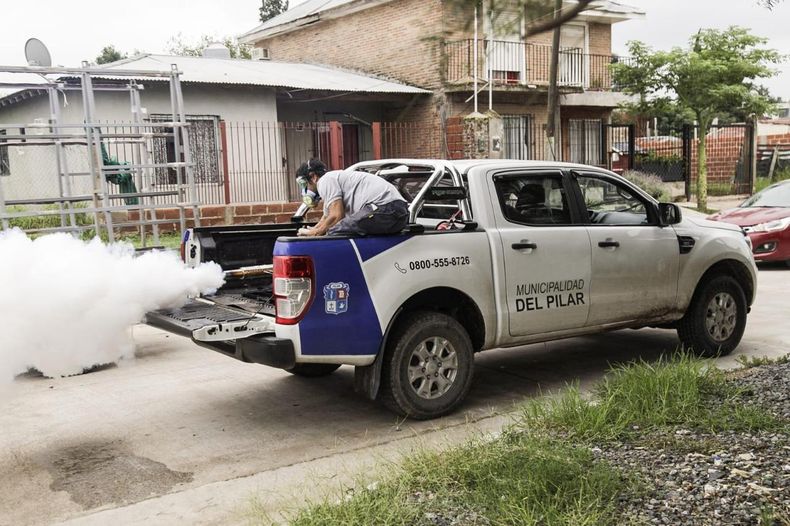 FUMIGACIÓN. Las cuadrillas municipales siguen recorriendo los barrios. &nbsp;