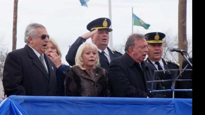 Marcelo Castillo, María del Carmen Rodríguez y Humberto Zúccaro cantan el Himno..
