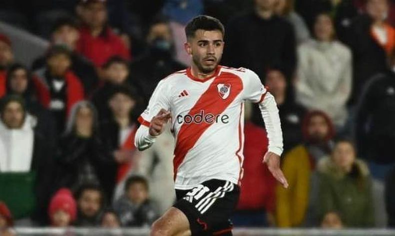 ATAQUE. Simón fue titular en la goleada 5-1 de River a Barracas Central.