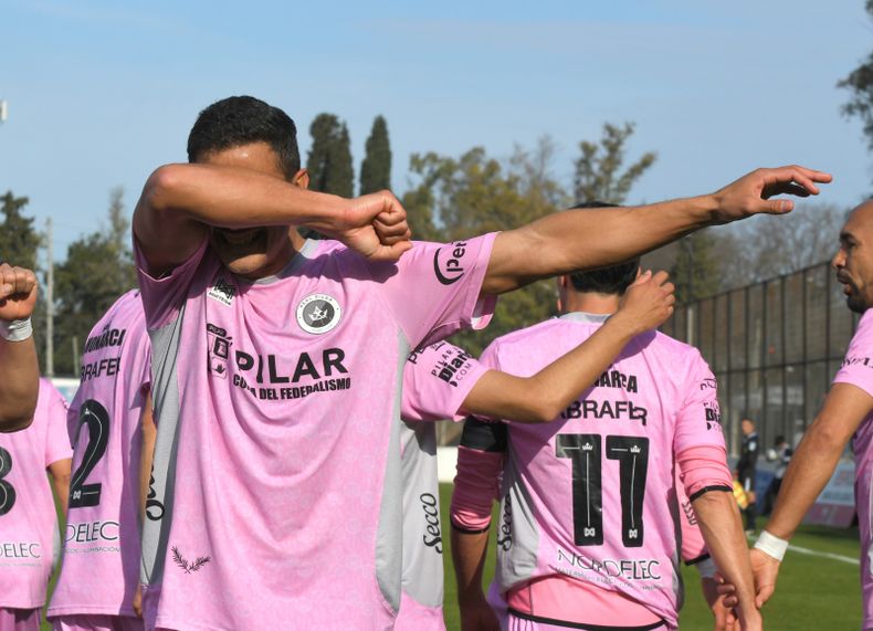 ¿DÓNDE ESTÁ? El Bocha Pansardi festeja su gol con dedicatoria para sus hijos.