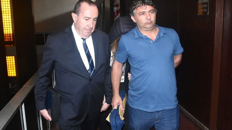 TAPADA. Michelini entrando a tribunales junto a Ludueña y a su hijo. .