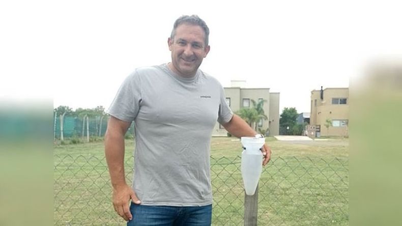 MEDIDOR. Matías Zugasti con el pluviómetro instalado en su casa..