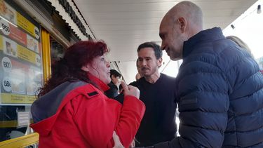 DIÁLOGO. Rodríguez Larreta y Neuspiller dialogaron con vecinos durante la recorrida.